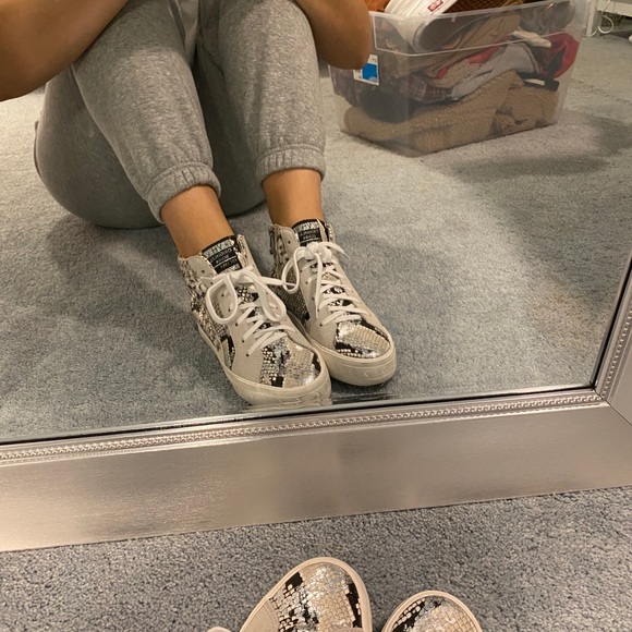 brooks wide fit running shoes womens